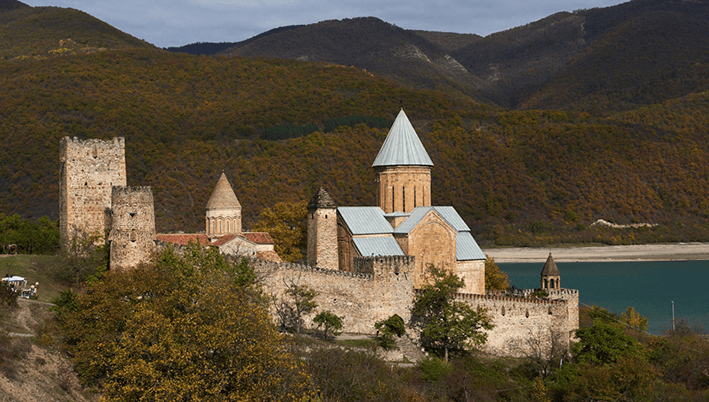 Texto “Complejo de la Fortaleza Ananuri en Georgia”